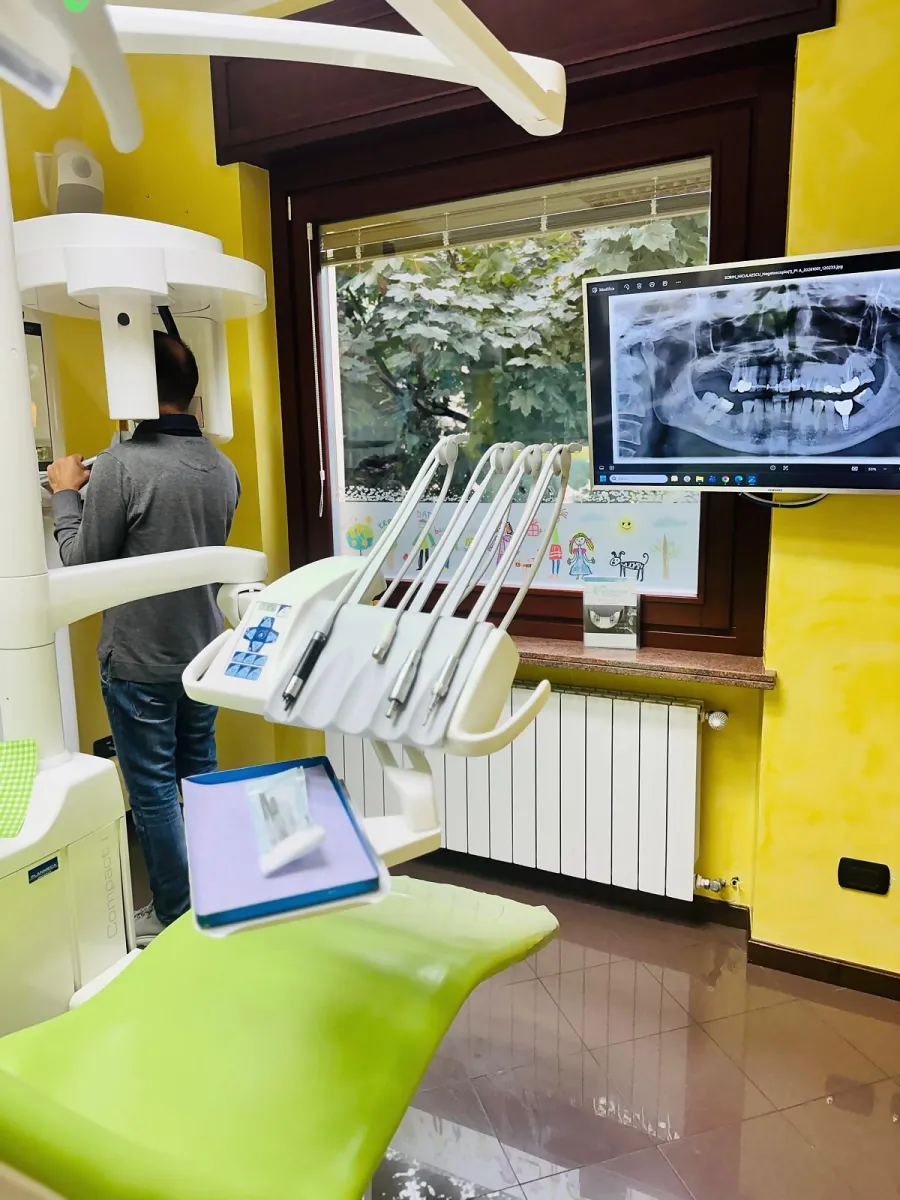 Sala con TAC 3D e monitor per la lettura delle radiografie nella sede di Perosa Argentina
