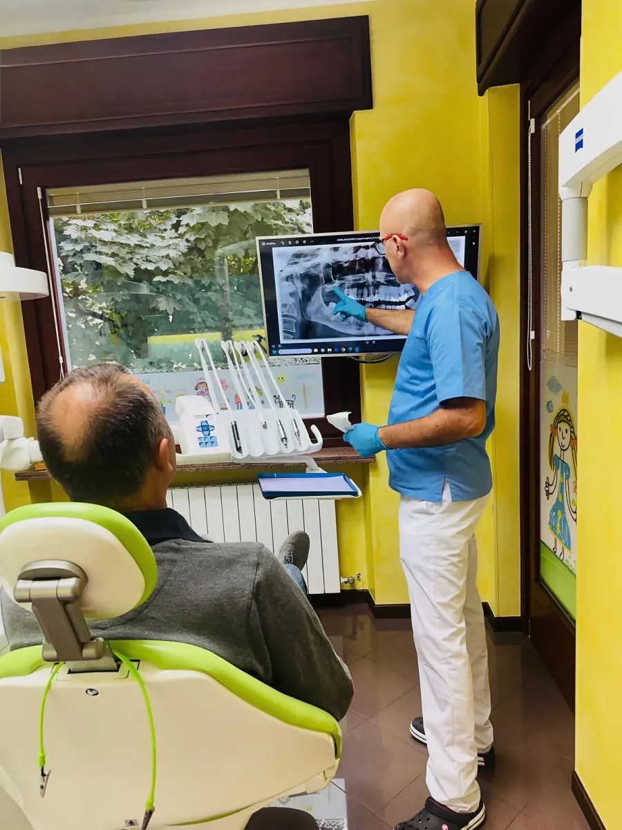 Il dott. Casagrande spiega al paziente la radiografia panoramica sul monitor
