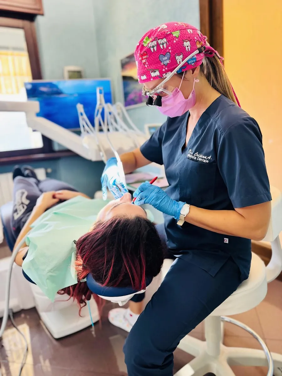 Seduta di igiene professionale con occhiali ingranditori