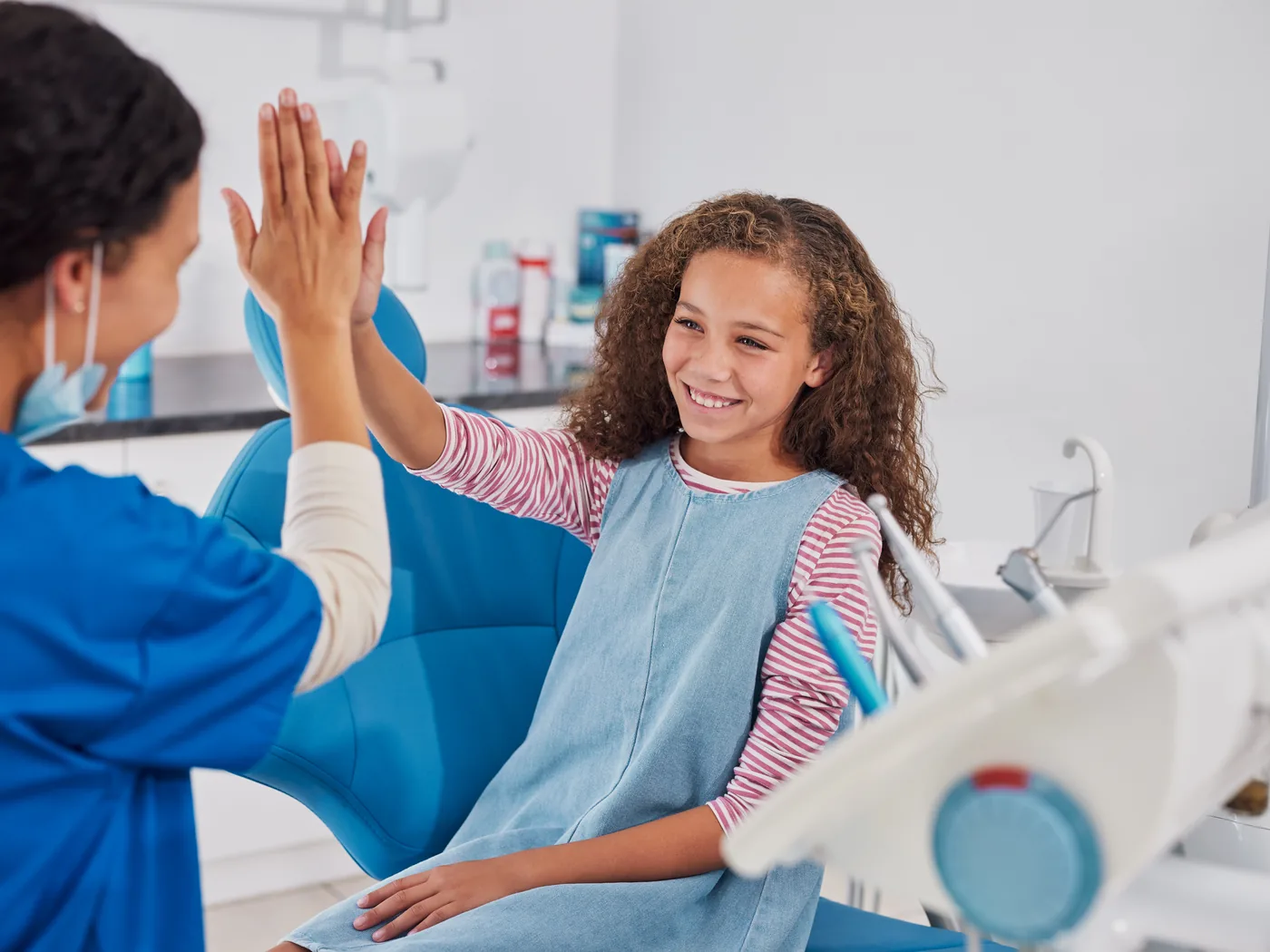 Bambina che batte il cinque con la dottoressa dopo la visita